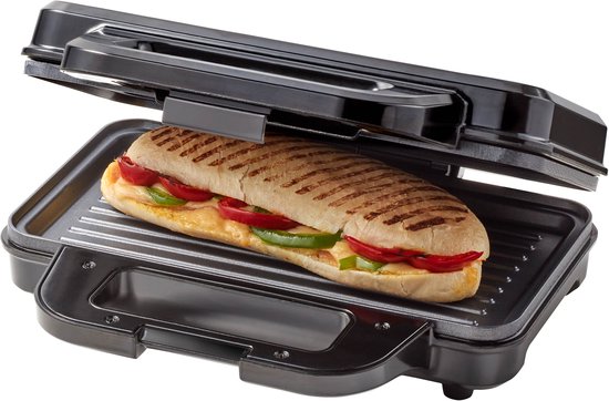 Een lange panini met gegrilde strepen, gevuld met kaas, rode en groene paprika.