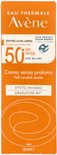 Doos Avène zonnebrandcrème 50ml, oranje verpakking, "Crema senza profumo, Pelli sensibili secche" en "Effetto invisibile, Idratation 8h".