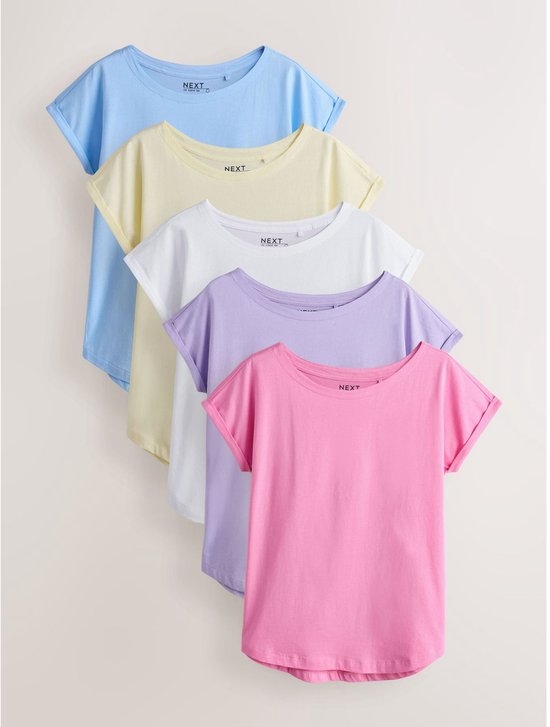 Vijf dames T-shirts inpastelkleuren: roze, paars, wit, geel en lichtblauw, gestapeld.