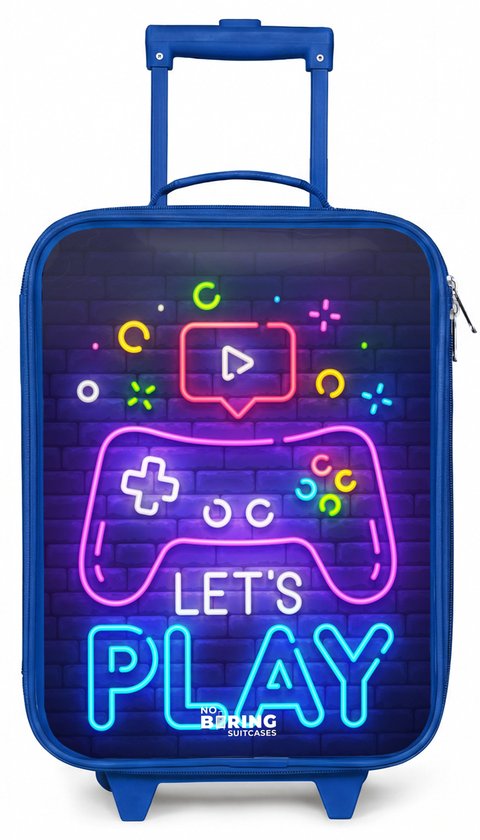 Blauwe kindertrolley met neonprint van een gamecontroller en "LET'S PLAY" op een bakstenen achtergrond.
