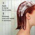 Haar met schuimende shampoo en instructies voor gebruik.