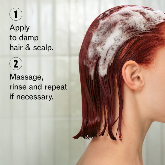 Haar met schuimende shampoo en instructies voor gebruik.