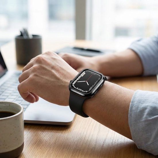 Een persoon draagt een Apple Watch met een zwarte bumper en zwart bandje. De wijzerplaat toont de tijd.