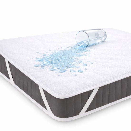 Een matrasbeschermer met water dat er niet intrekt, getoond met elastische banden.