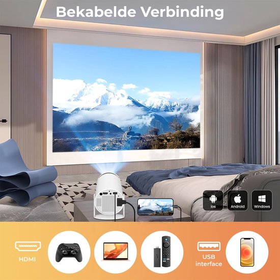 Witte beamer projecteert een berglandschap op een muur. Connectiviteit iconen onderaan: HDMI, joystick, laptop, afstandsbediening, USB, telefoon.