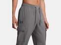 Close-up van grijze cargo trainingsbroek met Under Armour logo.