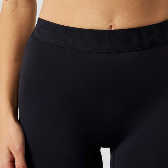 Detail van de zwarte tailleband met het logo 'BJOR' van de Björn Borg sportlegging.