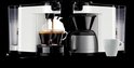 Twee witte Senseo-apparaten: een voor pads met twee mokken, een voor filterkoffie met kan.