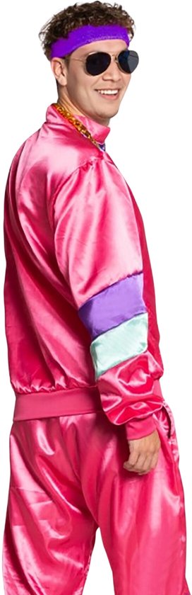 Man in roze trainingspak, jaren 80 stijl, met paarse hoofdband en zonnebril.