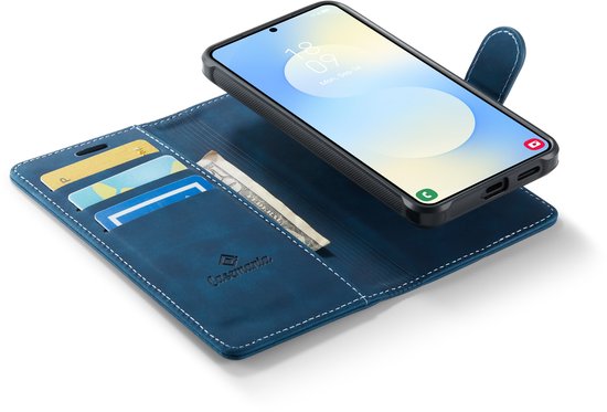 Donkerblauwe book case met kaarthouders en telefoon opengewerkt.