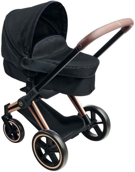 Zwarte poppenwagen met bruin handvat en koperkleurig frame.