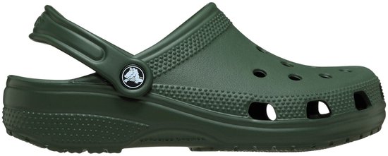 Un seul sabot Crocs vert, vu de côté, avec le logo Crocs sur le côté.