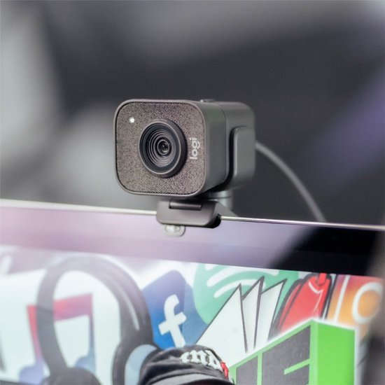 Gros plan d'une webcam Logitech StreamCam sur le bord d'un écran d'ordinateur portable.