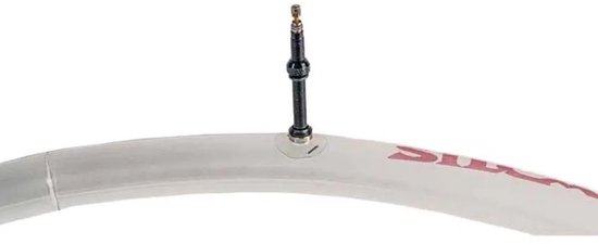 Zilveren Silca fietsband met rode letters en een ventiel.