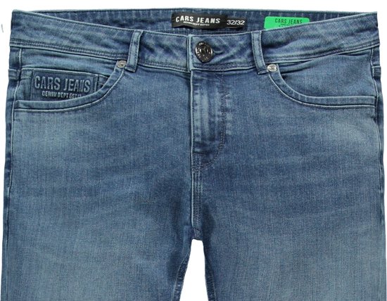 Sluiting van een lichtblauwe jeans met Cars Jeans label en "32/32" maatindicatie.