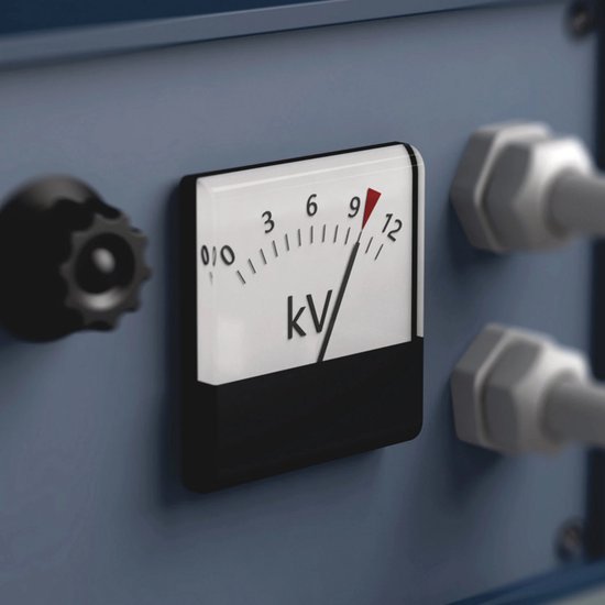 Een analoge voltmeter met een schaal van 0-12 kV en een wijzer die naar 9 wijst.