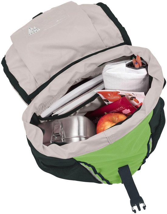 Open groene rugzak met inhoud: beker, appel, snack, potloden en een boek.