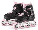 Zwarte en roze inline skates met klittenband en vetersluiting. Drie roze wielen per skate.