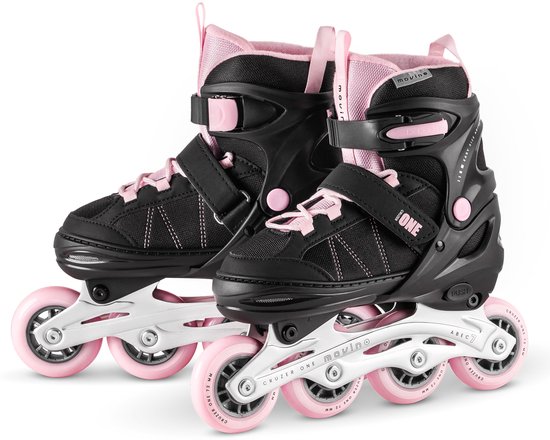 Zwarte en roze inline skates met klittenband en vetersluiting. Drie roze wielen per skate.