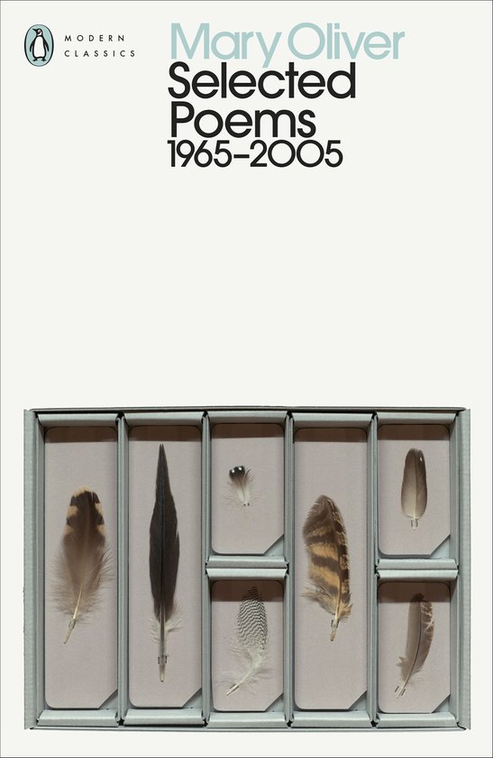 Livre 'Mary Oliver Selected Poems 1965-2005' avec une boîte contenant des plumes dans neuf compartiments.