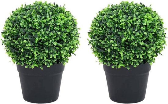 Deux boules de buis artificielles d'environ 37 cm de haut dans des pots noirs.
