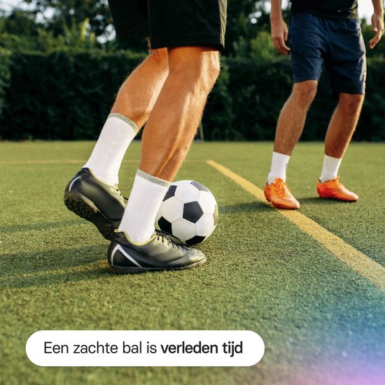 Voetballers spelen op groen veld met bal. Tekst: 'Een zachte bal is verleden tijd'.