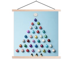 Posterhanger incl. Poster 40x40 cm - Schoolplaat - Een kerstboom gemaakt van kerstballen op een lichtblauwe achtergrond - Textielposter - Blanke latten