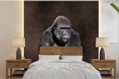 Behang - Fotobehang Een een gorilla met zijn handen over elkaar - Breedte 350 cm x hoogte 350 cm
