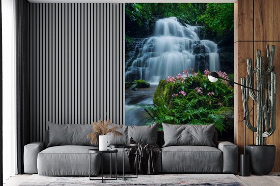 Behang - Fotobehang Een waterval tussen de dichtbegroeide natuur van het nationaal park Phu Hin Rong Kla - Breedte 195 cm x hoogte 300 cm