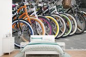 Behang - Fotobehang Meerdere kleurrijke fietsen - Breedte 450 cm x hoogte 300 cm