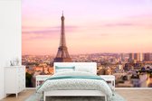 Behang - Fotobehang Uitzicht over Parijs met de Eiffeltoren die erboven uit steekt - Breedte 525 cm x hoogte 350 cm