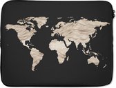 Laptophoes 17 inch - Wereldkaart - Beige - Zwart - Laptop sleeve - Binnenmaat 42,5x30 cm - Zwarte achterkant