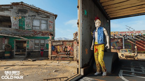 Een pop met rood haar en gele broek staat voor een gebouw met graffiti. 'Call of Duty: Black Ops Cold War'.