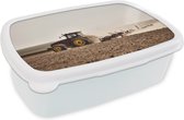 Broodtrommel Wit - Lunchbox - Brooddoos - Tractor - Rood - Grond - 18x12x6 cm - Volwassenen