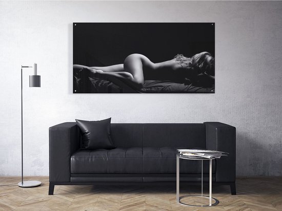 Artaza Glasschilderij - Vrouw Naakt in Bed - Erotiek - Zwart Wit - 140x70 - Groot - Plexiglas Schilderij - Foto op Glas