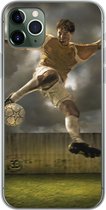 Geschikt voor iPhone 11 Pro Max hoesje - Een illustratie van een voetballer die tegen de bal schopt - Jongens - Jongetje - Kids - Siliconen Telefoonhoesje