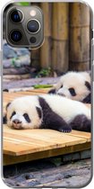 Geschikt voor iPhone 13 Pro hoesje - Panda's - Vloer - Hout - Siliconen Telefoonhoesje