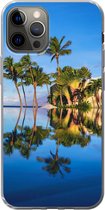 Geschikt voor iPhone 12 Pro hoesje - Bij Wailea Beach op Hawaii worden palmbomen gereflecteerd op het water - Siliconen Telefoonhoesje
