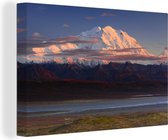 Canvas Schilderij Bergen achter kleine wolken in Alaska - 30x20 cm - Wanddecoratie