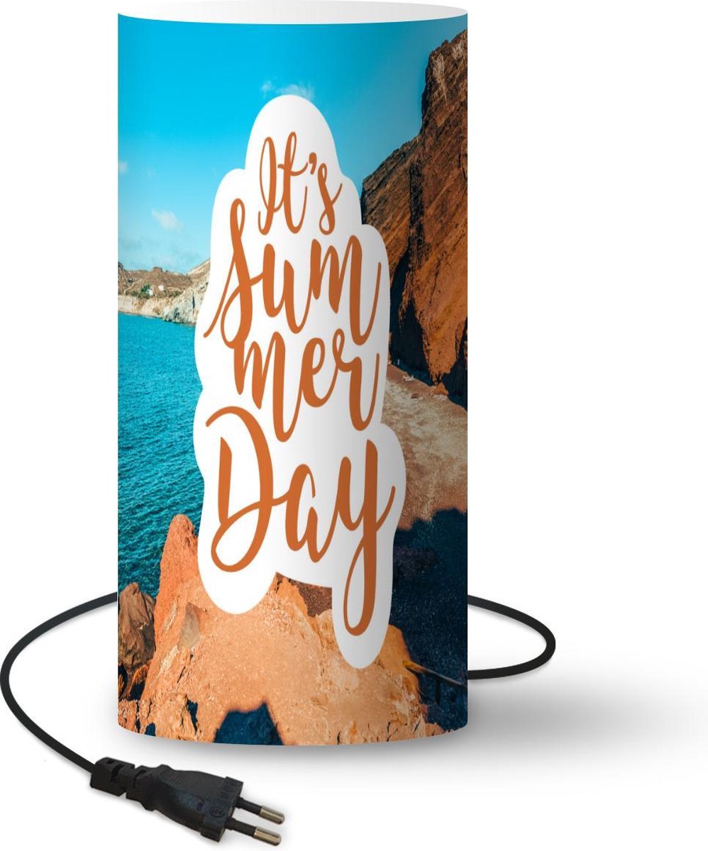 Lamp - Nachtlampje - Tafellamp slaapkamer - Zomer - Spreuk - Vakantie - 33 cm hoog - Ø15.9 cm - Inclusief LED lamp