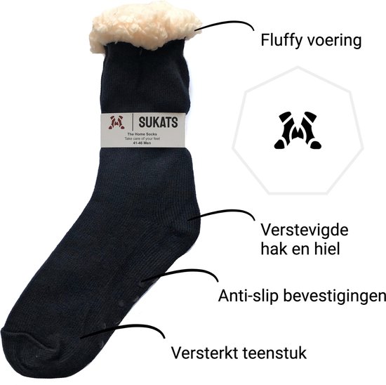 Zwarte Sukats huissok met de tekst 'Fluffy voering', 'Verstevigde hak en hiel', 'Anti-slip bevestigingen' en 'Versterkt teenstuk'. De sok heeft een witte fluffy boord.