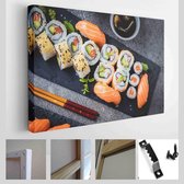 Maki ands rolls met tonijn, zalm, garnalen, krab en avocado. Bovenaanzicht van diverse sushi. Rainbow sushi roll, uramaki, hosomaki en nigiri - Canvas moderne kunst - Horizontaal -