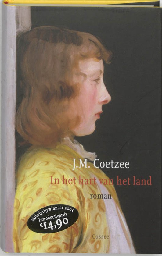 Boekcover: 'In het hart van het land' door J.M. Coetzee. Jongen met kort bruin haar, profiel naar links. Gele jas.