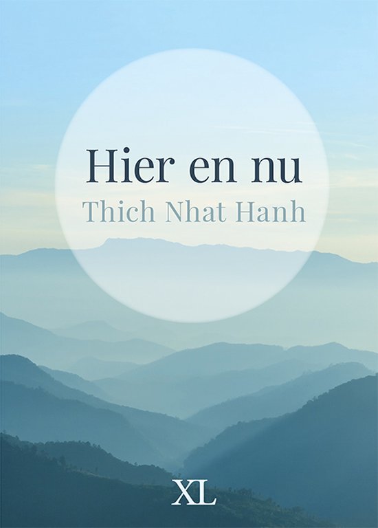 Boek 'Hier en nu' van Thich Nhat Hanh, met een bergenlandschap op de achtergrond.