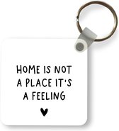 Sleutelhanger - Uitdeelcadeautjes - Engelse quote Home is not a place it's a feeling met een hartje op een witte achtergrond - Plastic - Kadootjes onder de 10 euro