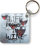 Sleutelhanger - Uitdeelcadeautjes - Wijn quote 'Life begins after wine' met wijnglazen tegen de achtergrond - Plastic