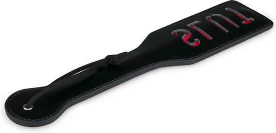Zwarte paddle met rode tekst "SLUT", aan het uiteinde een lus met koord.