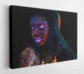 Portret van mooie mode vrouw in neon UF licht. Modelmeisje met fluorescerende creatieve psychedelische make-up, kunstontwerp van vrouwelijke discodanseres Model in UV - moderne kun