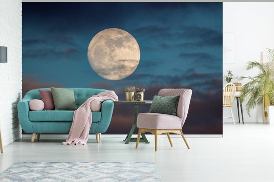Papier peint photo vinyle - Une pleine lune entre une formation de nuages largeur 330 cm x hauteur 220 cm - Tirage photo sur papier peint (disponible en 7 tailles)