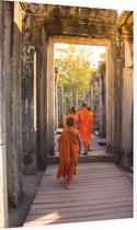 Monniken maken wandeling door poort - Foto op Dibond - 60 x 90 cm